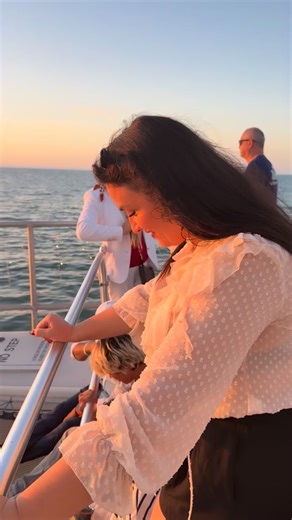 In December, I spent a full week in Florida with my family. We played. We rested. We made memories. And while I was soaking up the sun… I booked 3 premium events for 2026: 📅 February, March, and May 💵 Total: $13,330 💳 Deposits received while on vacation? Over $6,600 This is what I mean when I say: You can absolutely build a balloon business that gives you freedom, joy, and income. You can make money while making memories. You can book jobs while you’re at the beach. You can take days (or even