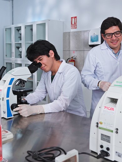 Aquí no solo se estudia. Aquí se vive la experiencia de aprender con propósito. 🎓✨ Cada espacio de La Politécnica está especialmente diseñado para que el conocimiento se convierta en acción: laboratorios de ciencias, aulas híbridas, tecnología aplicada, clínicas dentales y entornos reales donde tu futuro profesional empieza a tomar forma. Este no es solo un campus. Es el lugar donde tu historia comienza a transformarse. 🚀 #LicenciadosPorSUNEDU #lapolitecnica #vidauniversitaria📚