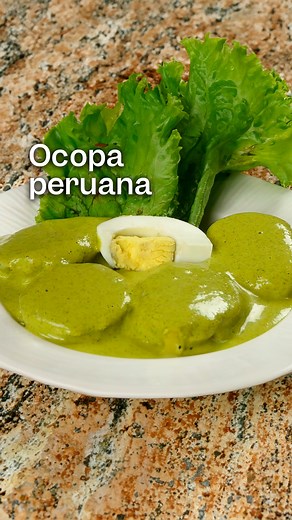 Ocopa, una versión casera y práctica. 🍽️🤤 Ingredientes: - 3 ajíes amarillos sin venas ni pepas - 1 cebolla roja - 2 dientes de ajo - 1 taza de hojas de huacatay previamente lavadas - 3/4 de taza de leche evaporada - 3 cucharadas de aceite - 1/2 taza de ají mirasol licuado - 3 unidades de galletas de agua - 50 gramos de maní tostado - 200 gramos de queso serrano - Sal Para servir: - Papa cocida y cortada en rodajas - Hojas de lechuga - Huevo cocido - Aceitunas negras Receta completa: https://bu