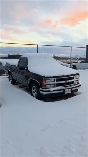 A Gmt400 at dusk... 📷 🌅 #chevy #silverado #gmt400 #sunset #canada #winter #likearock