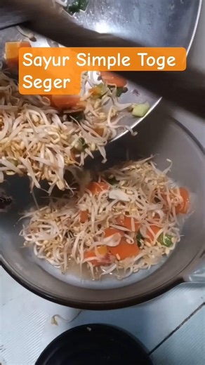 Simple and Fresh Stir-Fried Bean Sprouts with Carrots
