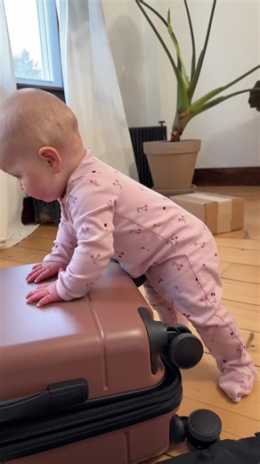 Girlfriend just started crawling last week, now she gonna walk on outta here any day!! #6monthsold #babymilestones #babytok #babytiktok #momtok