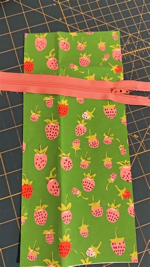 Here’s a quick shipcloth tutorial that you can use for any type of material that you don’t need to line - vinyl, laminated cotton….it’s such a quick and easy little project! Just be sure to check the direction of your fabric before you sew your edges. And it’s super easy to adjust where you want the zipper in the pouch too. | One Shabby Chick Hawaii