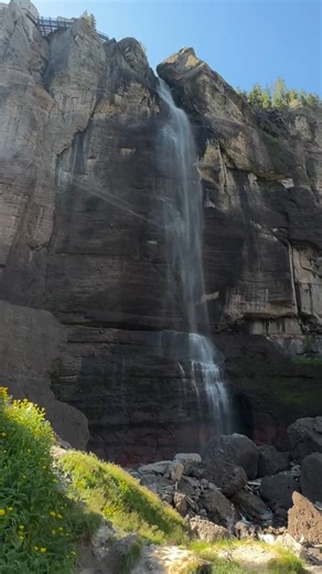 Bridal Veil Falls = A MUST visit in Telluride! 📍 Cascading 365 feet, this is Colorado’s tallest free-falling waterfall and it’s every bit as stunning as it sounds. Surrounded by rugged wilderness, the falls transform with each season: spring and summer bring fields of vibrant wildflowers, while winter turns the cascade into a frozen masterpiece, drawing in thrilling ice climbing opportunities. No matter when you visit, one thing’s for sure, you’re in for an unforgettable adventure! 🤩 📸 @tellu