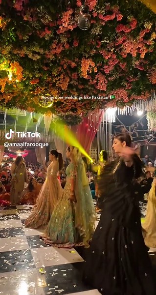 there’s nothing like a Karachi wedding 🇵🇰 #pakistan #karachi #pakistaniwedding #desigirl #desiwedding