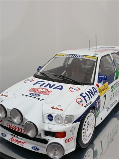 🇲🇨 Rajd Monte Carlo 1995 był jednym z najbardziej wymagających otwarć sezonu WRC lat 90. Tradycyjna alpejska trasa po raz kolejny wystawiła kierowców na próbę precyzji, doświadczenia i wyczucia przyczepności. W czasach Grupy A o sukcesie decydowały nie tylko osiągi samochodu, lecz przede wszystkim umiejętność jazdy na granicy na zdradliwym asfalcie przeplatanym śniegiem i lodem. François Delecour wystartował Fordem Escortem RS Cosworth z numerem 7 jako jeden z głównych faworytów rajdu. Francuz