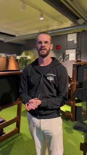 Stora saker på gång! 😍 Bara 22 medlemskap kvar och en kö till börjar närma sig, så nu avslöjar vi nästa stora satsning för att kunna välkomna ännu fler Genkisar. Har du hört om den stora nyheten? Om inte får du höra det direkt här, för nu händer det galna grejer! Vi pratar om 13 sprillans nya maskiner som rullar in i januari. Ja, du hörde rätt, tretton nya noggrant utvalda maskiner som kommer ta din träning till nästa nivå. 😍 Vi har lyssnat på er, bollat idéer, finslipat in i varenda detalj oc