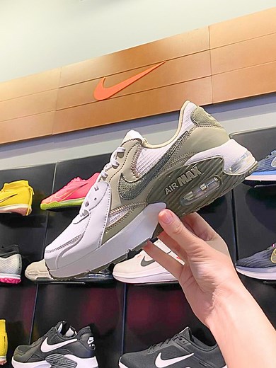 ¿Estás listo para elevar tu estilo al siguiente nivel? 🔥 Con los Nike Air Max Excee, no solo vas a caminar con más comodidad, sino que también vas a romperla en cada paso. Este par de deportivos está hecho para vos que siempre buscás lo mejor y querés destacar en cada ocasión. SKU: FZ5162072 #once #oncedeportes #championes #deportivosparahombre #deportivosnike #Nike #NikeAirMaxExcee #ConfortYEstilo #TendenciasHombres #estilourbanopuertowilliams