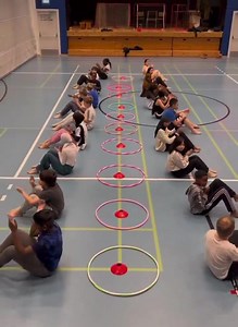 A fun rhythmical activity to gauge students' reaction times. Notice how some students are listening intently for the whistle signal 👂while others are looking at the teacher 👀 It's always interesting to see how students learn best 😅 Also, observe the mild cheating that’s going on - some are sitting closer to the hoop. One student on the left (2 hoops up) is only clapping. How do you judge this as an authentic win? 😝 📌 Can students create their own rhythmic tasks and challenge one another to 