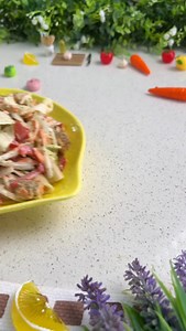 Ensalada de fideos con salsa de cilantro Mi besito se repitió el plato, un almuerzo tan rico y en apenas 20 min Anota🙌 INGREDIENTES📝 1 1/2 tazas de Pasta 1 Pechuga de Pollo 1/2 Cebolla 1 Tomate 1 Zanahoria 2 hojas de Lechuga Crutones SALSA DE CILANTRO 1 huevo 120cc de aceite 1 ajo sin el centro Jugo de 1 limón Sal 📌 Kitty tips✨ ✅Es un plato para comer en el momento Tu que le pondrías? BESITOS MIS AMORES 🥳✨ #ensaladas #ensaladaconproteina #proteina #comidasaludable #chile | Fabiola Mellado