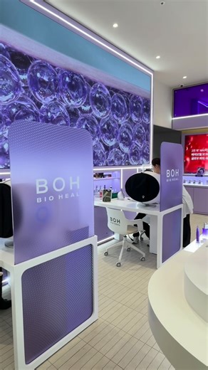 LEE on Instagram: "#광고 @bioheal.boh_official 무료로 피부진단을 받을 수 있는 서비스가 올리브영에 들어왔다고 해서 빠르게 다녀와봤어요! 바로 바이오힐 보 플래그십 스토어 BIO SKIN SOLUTION LAB!! 바이오힐 보만의 피부진단 프로그램으로 6가지 노화 시그널을 진단하고 (민감도/광채/주름/탄력/모공/색소침착) 맞춤화된 솔루션까지 받아볼 수 있었는데요! 적나라하지만 정말 자세하게 나온 진단 결과를 바탕으로 저에게 딱 필요한 제품을 추천받을 수 있었고 관리 방법에 대해서도 알아가는 시간을 가질 수 있었어요. 직접 테스트해볼 수 있는 테스트 존이 마련 되어있어 그동안 관심가지고 있던 제품들도 테스트해볼 수 있었고 간단하지만(꽤 정확한) 결과를 받아볼 수 있는 AI피부진단기계 등 다채롭게 준비되어 있었답니다👍🏻 역시나 피부 탄력도 떨어지지만 모공 부분에서도 관리가 필요하다는 진단을 받아 바이오힐 보 3D탄력크림과 콜라겐세럼을 추천받았는데요.