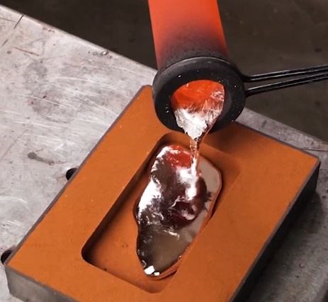 33M views · 64K reactions | Eco-chic tech! Repurposing laptop into solid phone case! | 5-Minute Crafts | Facebook