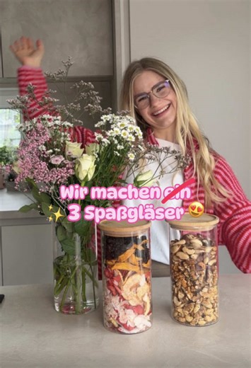 Anzeige | Okay, warum nur ein Spaßglas, wenn man direkt drei machen kann? 😂 Ich finde den Spaßglas-Trend einfach so cool und hab ihn mal auf meine Weise gemacht 🫶✨🌸 Meine Gläser sind übrigens von KiK 🤭 Falls ihr’s nachmachen wollt: dort gibt’s richtig viel Auswahl 🫶 Und kleiner Tipp: Ladet euch die myKiK App runter 📱 Aktuell gibt’s 15% auf Haushaltswaren inkl. Elektronikartikel. ✨ Ich liebe sowas, weil man die Vorteilskarte einfach immer direkt auf dem Handy dabei hat 🤍 @KiK Textilien & N