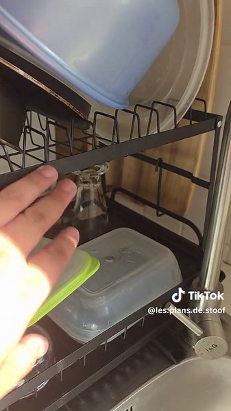 Fini la vaisselle qui s’entasse autour de l’évier ! Cet égouttoir à vaisselle 2 niveaux offre une grande capacité pour ranger assiettes, bols, verres et couverts tout en prenant un minimum de place. Son bac récupérateur avec évacuation permet à l’eau de s’écouler facilement vers l’évier. Il comprend aussi un porte-couverts, des supports pour verres et un emplacement pour planche à découper. Pratique, stable et facile à monter sans vis. #Cuisine #RangementCuisine #EgouttoirVaisselle #Organisation