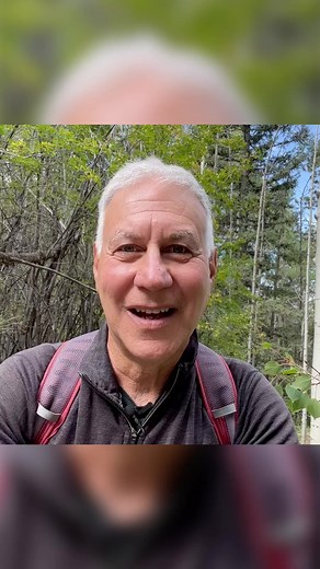 I want to discuss some of the common causes that may lead to the need for wearing glasses. While genetics can play a role, accounting for approximately 20% of the influence, it's important to understand how our habits and behaviors affect our eyesight. One significant cause of needing glasses is related to how we use our eyes. For instance, excessive reading can increase the likelihood of developing nearsightedness. Additionally, poor posture can contribute to the development of astigmatism. Ano