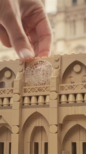 想像一下，永遠擁有一小部分巴黎的感覺！🇫🇷 用全新的樂高® 建築系列巴黎聖母院， 打造屬於你的巴黎傑作吧✨ #LEGOIcons #樂高 #樂高台灣 | LEGO