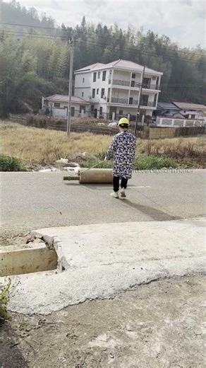 Ele moveu um tubo de concreto com apenas um poste de bambu