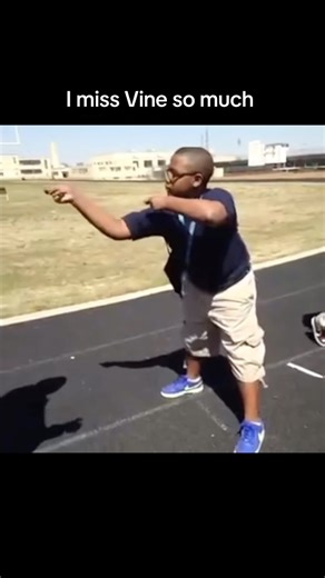 Daily vines on Instagram: "#ripvine #ripvines #throwback #fyp #funny #comedy #laugh #goodenergy #golden #classic #nostalgia #vine #funnyvine"