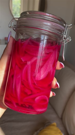 Recette Facile: Pickles d'Oignons Rouges pour tes Burgers, Salades et Toasts!