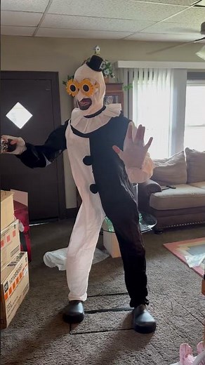 Spirit Halloween 6.2 Ft Art the Clown Animatronic Terrifier demo (with glasses)