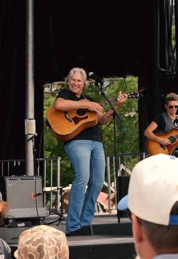 CMA Fest Highlights: Billy Dean Live Sing-Along