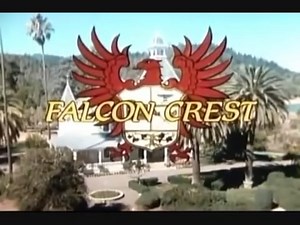 ¿Te acuerdas de Falcón Crest? De todas las grandes producciones de la época (Dallas, Santa Barbara, Dinastía y Los Colby), Falcon Crest fue la que menos éxito tuvo en su país natal. Al contrario la serie tuvo más eco en Europa (Francia, Alemania…). Y, singularmente, en España, quizá debido a lo extendido en la península de la cultura del vino. Drama que narra los conflictos internos de una familia californiana que se dedica a la producción vinícola. Los problemas se inician cuando Chance hereda 