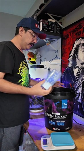 Raphael Dias | Bater o sal parece simples… mas é aqui que muita gente erra no marinho 👀🌊 Nesse vídeo eu mostro como eu preparo minha água de TPA usando... | Instagram