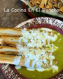 Como Hacer Tacos Dorados En Salsa Verde La Cocina En El Rancho La Cocina En El Rancho #recetas #comidamexicana #cocina Suscribance 🌺Canal de mamá De Mi Rancho A Tu Cocina 🌺Canal de mi madrina Cocinando con Angel 🌺Canal de mi hermano Así Se Vive En El Rancho | La Cocina En El Rancho