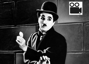 🇨🇭SUIZA 25 de diciembre de 1977 muere el actor Charles Chaplin en Vevey (Suiza) a los 88 años de edad. Nació el 16 de abril de 1889, en Londres (Inglaterra). La robusta salud de Chaplin comenzó a debilitarse lentamente a finales de los años 60, después de acabar su película "Una condesa de Hong Kong". En sus últimos años, su cuerpo se hizo cada vez más frágil. Para octubre de 1977, la salud de Chaplin se había deteriorado hasta el punto de necesitar de cuidados constantes. Murió de madrugada m