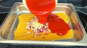 1.8M views · 10K reactions | NO OIL SPAGHETTI RECIPE Pwede na Hindi ilaga ang Pasta. Ingredients: 1/4 kl spaghetti pasta 1/4 cup diced red onion 1/2 tbsp minced garlic 2 cups Filipino style sweet spaghetti sauce 1 cup evaporated milk Salt & pepper to taste 2 1/2 cup water 1 cup cheese or you can add more if you want Stir every 5 minutes and cook at 350 degrees F until tender | Yudelmo's Kitchen | Facebook