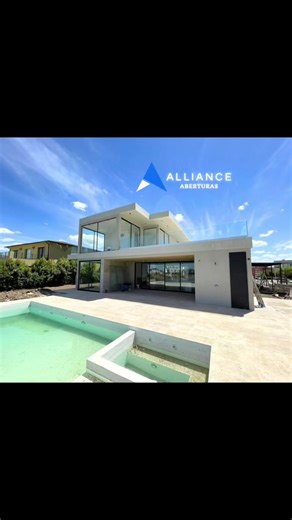 En Alliance Aberturas. Comenzamos el año a toda elegancia con nuestras aberturas en Negro. En esta ocasión, estilo vanguardista en Línea Modena combinada con Línea A30 New en paños y puertas ventanas de Grandes dimensiones, con vidrio laminando 3 3 DVH, color negro, atemporal y moderno. Creando un estilo contemporáneo que se adapta a cualquier tipo de decoración. Diseño Versátil desde las ventanas, hasta las puertas y Cerramientos, donde el color negro se adapta a todo! ➡️ Hace como nuestro clie