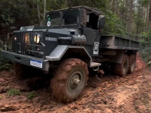 1955年美国通用M35A2型 6×6 越野车