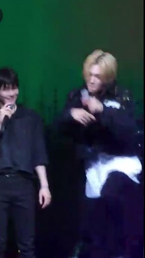 Felix Taekwondo Kick Reveals Chocolate Bar Abs Moment | Stray Kids Maniac World Tour