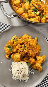 Pollo con Coliflor al Curry. 🍛 Hoy les traigo esta receta deliciosa y llena de sabor: Ingredientes: - 2 cucharadas de aceite de oliva - 1 cebolla picada - 1 diente de ajo picado - 500g de pechuga de pollo cortada en trozos - 2 cucharaditas de curry en polvo de @todoespecias - Sal al gusto - 200g de tomate triturado - 1 taza de caldo de verduras - 2 taza de leche de coco - 1/2 coliflor cortada en trozos - Arroz cocido para servir - Semillas de sésamo para decorar . Calienta el aceite de oliva en