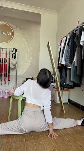 Do the splits for 10 minutes every day #fitness #exercise #splits