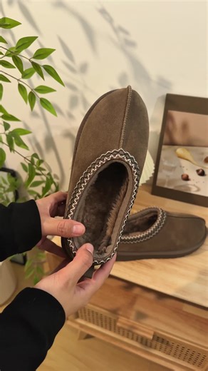 Cozy Up with Fuzzy Slippers: A Holiday Haul Guide