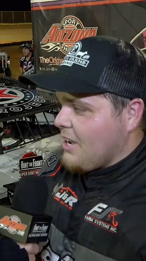 Hear what Sam Seawright had to say in Arizona Sport Shirts victory lane after taking the checkered flag in the Deep Fried 75 opener! 🎤 | Hunt the Front Super Dirt Series