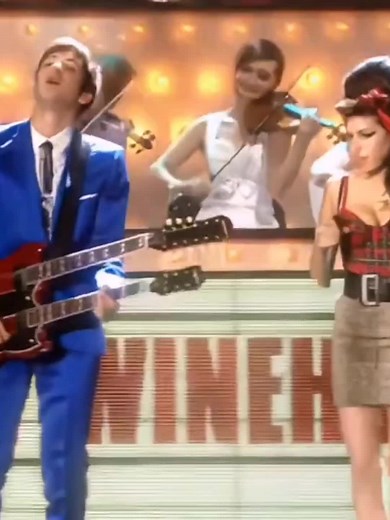 Amy Winehouse and Mark Ronson Perform 'Valerie' in 2008