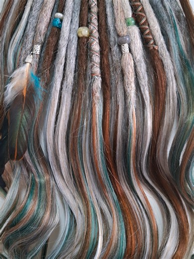 NEW IN SHOP: Partial set 'Ariël' ✨️🤍🩶🤎🌍 A partial set of 24 single ended and 6 double ended dreadlocks with loose ends. 50 - 55 cm cm / 19.6 - 21.6 inches long with weight of 45 grams. Perfect as an accent or partial set. Add dreadlocks to make a fuller partial or full set. You can brush and use heating tools on the loose ends, so you can change up the style any time you like. Available on my website: www.mikxhadreads.com/product/ariel/ Want to shop, order or see more Synthetic Dreadlock con