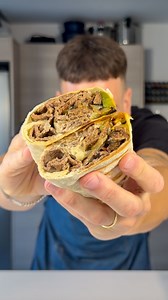 KEBAB DE TERNERA CON VERDURAS ASADAS Y SALSA DE YOGUR ⠀ ¿Eres fan de los Kebab? ¿Y si te dijera que puedes hacerlo en casa en menos de 30 minutos y no tiene nada que envidiarle al del restaurante del lado de tu casa? Pues eso es lo que vengo a hacer hoy… a enseñarte cómo puedes hacer esta receta viral de kebab de ternera que esta para FLIPAR 😋 ¿Te animas? ⠀ Ingredientes: - 500 gr de ternera molida - 4 tortillas de maíz - 1 cdta de comino, ajo y cebolla en polvo y pimentón - 1 pimiento verde - 1