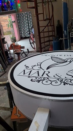 colocación de vinil en letrero