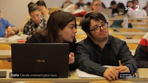 🇮🇹 L'Italie, championne de l'inclusion scolaire Si des progrès ont été faits en France, elle reste en retard par rapport aux Italiens. La quasi-totalité des jeunes en situation de handicap sont en classe au milieu des autres élèves. | Le 20h – France Télévisions