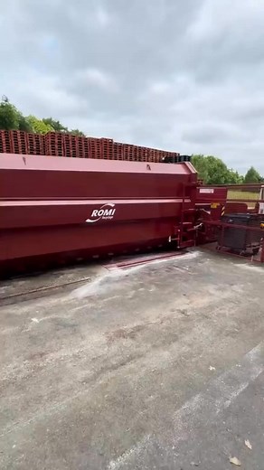 How do our static compactors work? You see it here live in action! Perfect to start the weekend 👌😋 #ajk #ajkeverywhere #weekend #staticcompactor #afvalpers #cool #recyclage #sustainability | AJK nv