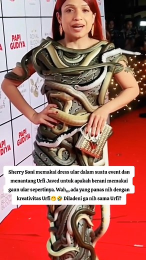 Sino may gusto mag suot ng damit na snake 🐍 wala takot sya inilagay sa kanya katawan Ang mga ahas😂😂😂 #scary #snake #fbviralpost2025シ #fbreelsfypシ゚viralfbreelsfypシ゚viral #fbviralreels #fbviral | Sim Aurora