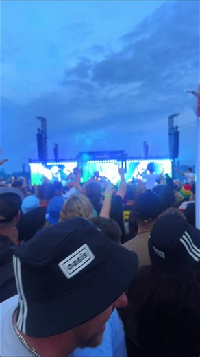 Watching your boyfriend seeing a band he’s always dreamed off, and capturing the moment he takes it all in a realises he’s actually there. So special 🥹 @Oasis you was insane. #oasis #oasislive #heatonpark #oasisfans #fyp @Birdyy