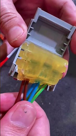 An easy way to create a 🚿 WATERPROOF connection - WAGO Gel Box #shorts