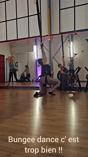 Bungee dance à fly’n dance dans une ambiance chaleureuse, bienveillante et joyeuse. Danser comme tu ne l’as jamais fait ! Une expérience unique dans la région !! Une place se libère pour le 2eme trimestre qui commence le 19 décembre. Juste avant les vacances. Viens essayer, cela peut être un jolie cadeau pour Noël 🎅 Toutes les infos sur notre site internet en bio. #bungeedance #danseaerienne #bungeefitness #aerialdance @bungeeyourbody | Fly'n dance école