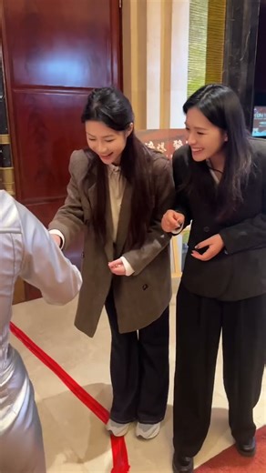 I'm stunned! I actually saw such an intelligent humanoid robot! #AlSasa #HumanoidRobot #PasserbyP...