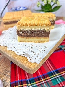 Prajitura cu biscuiti si crema de vanilie/ciocolata! #prajitura #biscuits #chocolatecake #recipes #budgetingtips #viralvideo #prajituridecasa | Ella Cooking