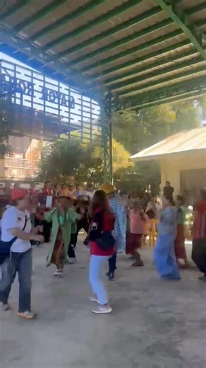 DSWD Secretary REX Gatchalian is in Amti, Boliney together with Vice Gov. 𝗔𝗻𝗻𝗲 𝗠𝗮𝗿𝗶𝗲 𝗕𝗲𝗿𝘀𝗮𝗺𝗶𝗻 and 𝗠𝘂𝗻. 𝗠𝗮𝘆𝗼𝗿 𝗥𝗼𝗻𝗮𝗹𝗱 𝗕𝗮𝗹𝗮𝗼𝗮𝘀 opened the 45-meter suspension cable bridge under the community-driven developement program KALAHI-CIDSS. Bolinayen adopted Hon. Rex Gatchalian as "𝗠𝗮𝗴𝘆𝗼𝗸𝗮𝗻". Handmade kattukong: 𝗧𝗮𝘁𝗮 𝗣𝗶𝗹𝗼 Cheleco abel: Achilles-25 Boutique Thank you to the first Lady of Boliney, Laila Constante Maggonga | Achilles-25 Boutique by Belle